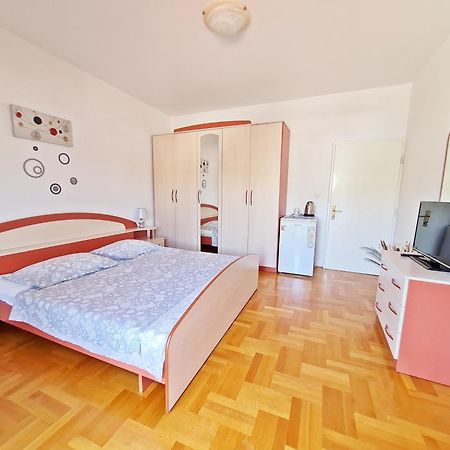 Rooms And Apartments Porat Stobreč Extérieur photo
